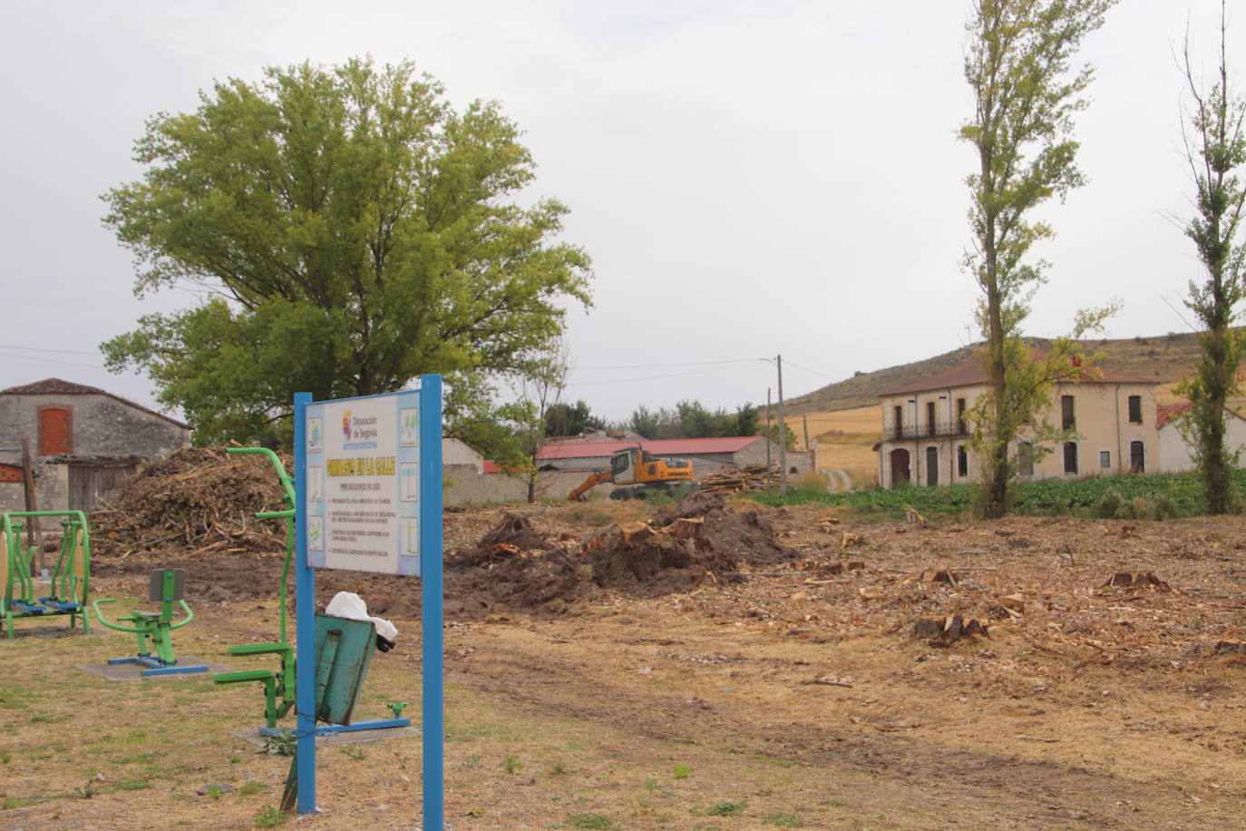 Parque de las Collalbillas, en el núcleo de población de Dehesa de Cuéllar, después de la tala de los chopos del pasado septiembre.