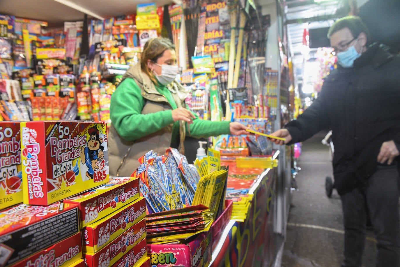 Venta de petardos en las casetas de Acera Recoletos. 