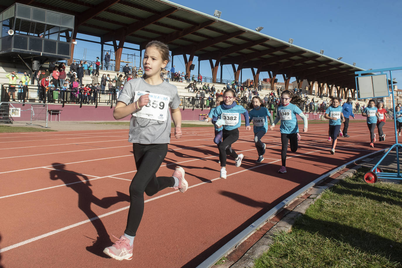 Una de las carreras disputadas en la Carrera de Fin de Año en las pistas de atletismo Antonio Prieto.