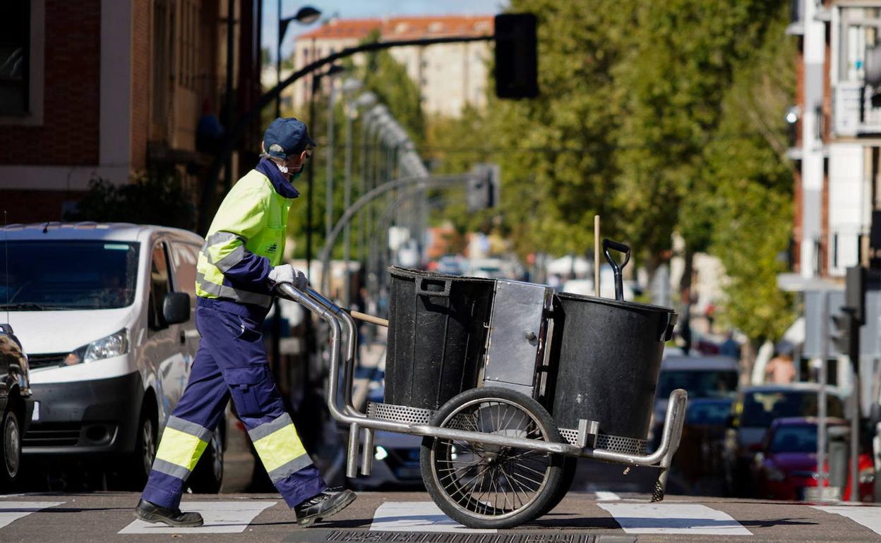 Un empleado del servicio de limpieza