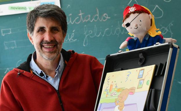 Juan Carlos López posa con la marioneta de la que se ayuda en sus clases con los más pequeños.