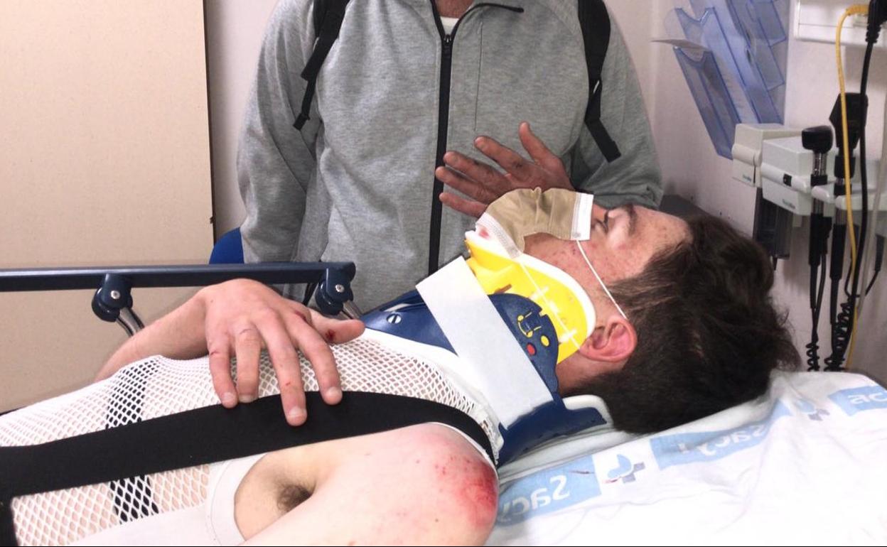 Ivan Romeo, postrado en la camilla tras el accidente. 
