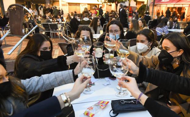 Ambiente durante la tarde de Nochevieja en Valladolid. 