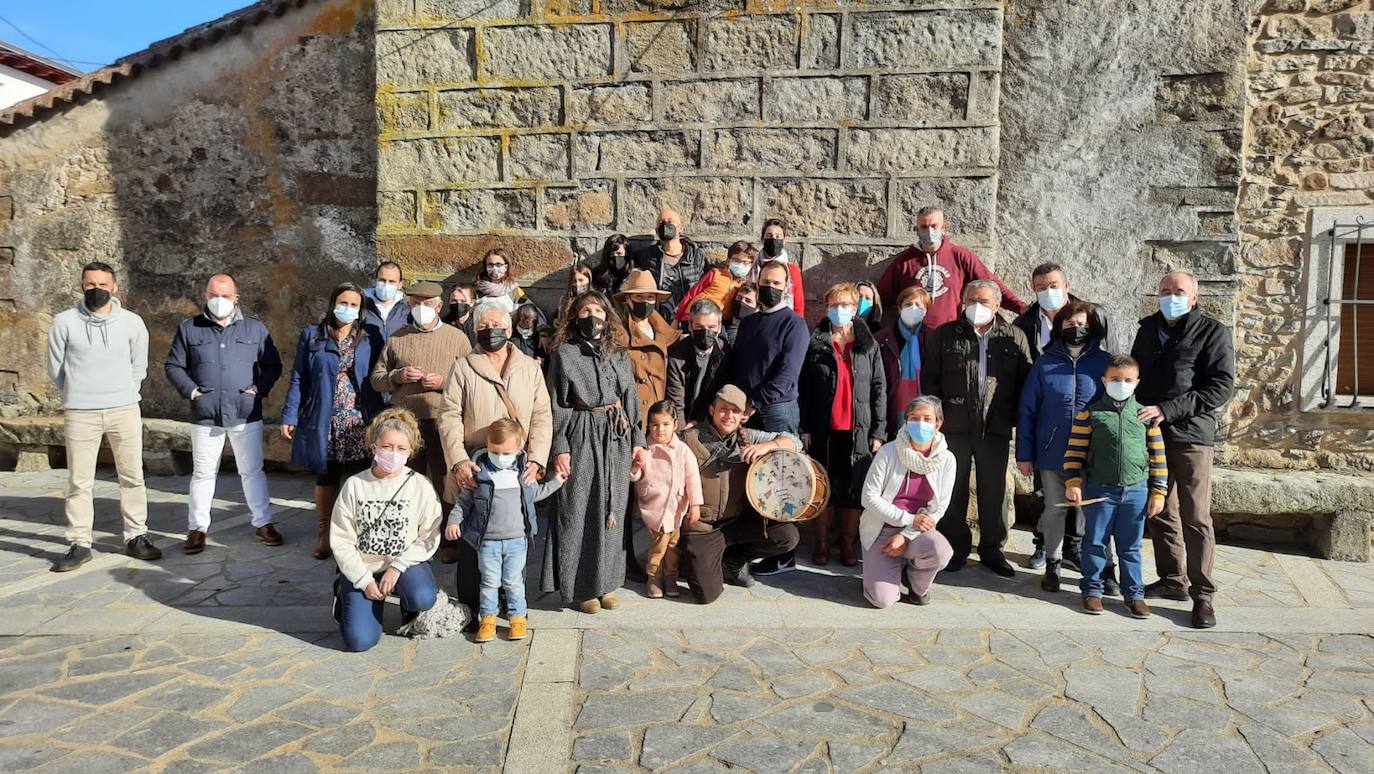 “El Perrero” forma parte del grupo de fiestas de Castilla y León (y de España y Portugal) qué aún conservan un fuerte vínculo con lo mágico y lo ritual. En este caso, como en otros, es un personaje (El Perrero) el encargado de “activar” el paso entre el bien y el mal del momento del año en el que estamos, despedir lo negativo, traumático, oscuro y recibir lo luminoso, positivo y lo que renace, antes vinculado a las nuevas cosechas como ciclo vital.