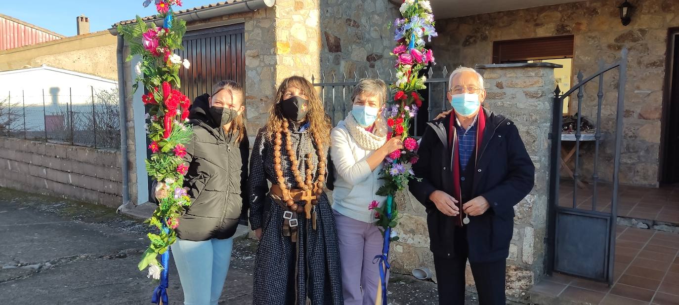 “El Perrero” forma parte del grupo de fiestas de Castilla y León (y de España y Portugal) qué aún conservan un fuerte vínculo con lo mágico y lo ritual. En este caso, como en otros, es un personaje (El Perrero) el encargado de “activar” el paso entre el bien y el mal del momento del año en el que estamos, despedir lo negativo, traumático, oscuro y recibir lo luminoso, positivo y lo que renace, antes vinculado a las nuevas cosechas como ciclo vital.