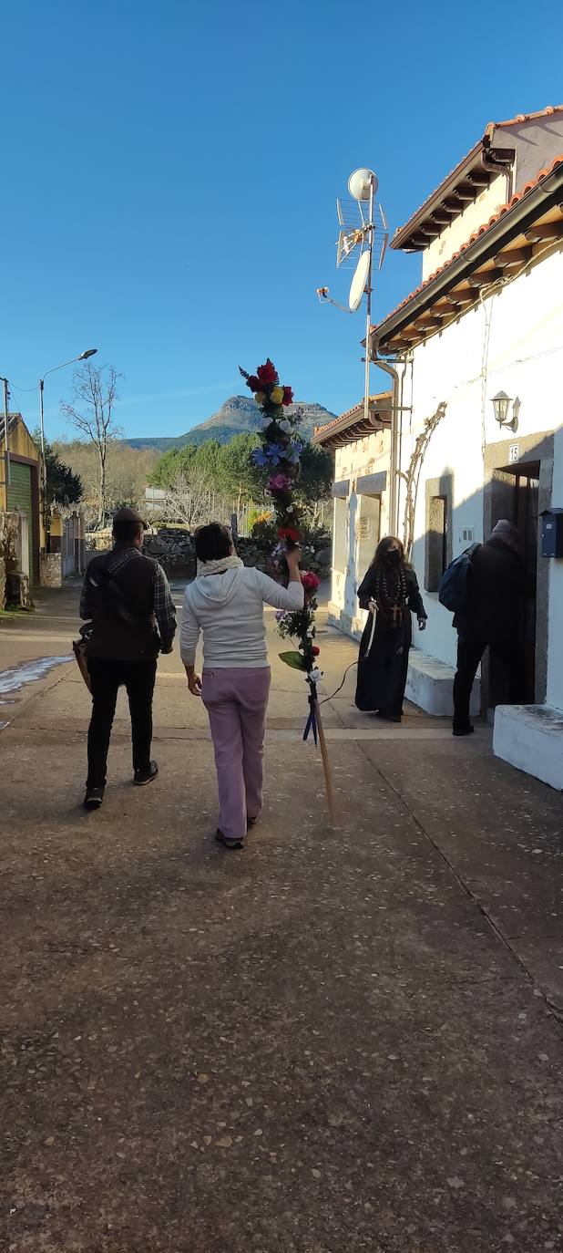 “El Perrero” forma parte del grupo de fiestas de Castilla y León (y de España y Portugal) qué aún conservan un fuerte vínculo con lo mágico y lo ritual. En este caso, como en otros, es un personaje (El Perrero) el encargado de “activar” el paso entre el bien y el mal del momento del año en el que estamos, despedir lo negativo, traumático, oscuro y recibir lo luminoso, positivo y lo que renace, antes vinculado a las nuevas cosechas como ciclo vital.