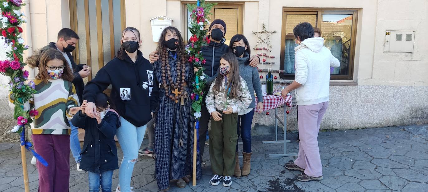 “El Perrero” forma parte del grupo de fiestas de Castilla y León (y de España y Portugal) qué aún conservan un fuerte vínculo con lo mágico y lo ritual. En este caso, como en otros, es un personaje (El Perrero) el encargado de “activar” el paso entre el bien y el mal del momento del año en el que estamos, despedir lo negativo, traumático, oscuro y recibir lo luminoso, positivo y lo que renace, antes vinculado a las nuevas cosechas como ciclo vital.