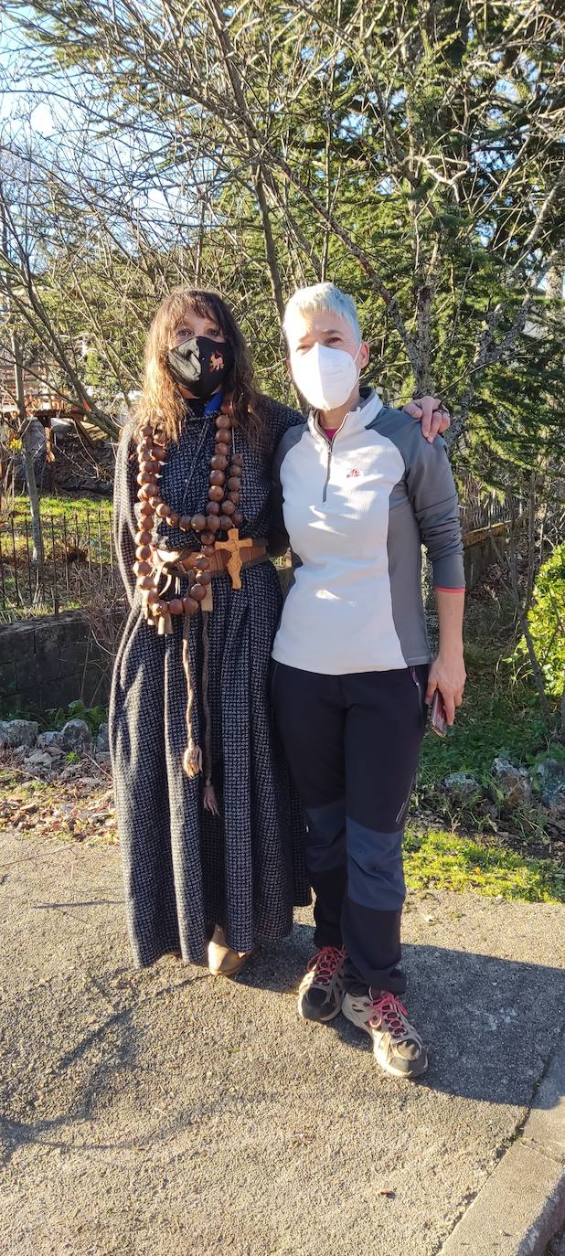 “El Perrero” forma parte del grupo de fiestas de Castilla y León (y de España y Portugal) qué aún conservan un fuerte vínculo con lo mágico y lo ritual. En este caso, como en otros, es un personaje (El Perrero) el encargado de “activar” el paso entre el bien y el mal del momento del año en el que estamos, despedir lo negativo, traumático, oscuro y recibir lo luminoso, positivo y lo que renace, antes vinculado a las nuevas cosechas como ciclo vital.