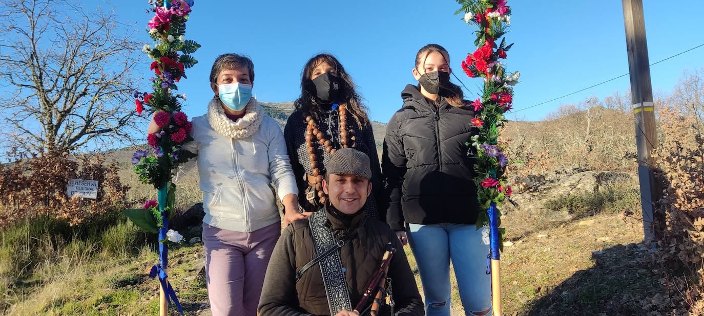 “El Perrero” forma parte del grupo de fiestas de Castilla y León (y de España y Portugal) qué aún conservan un fuerte vínculo con lo mágico y lo ritual. En este caso, como en otros, es un personaje (El Perrero) el encargado de “activar” el paso entre el bien y el mal del momento del año en el que estamos, despedir lo negativo, traumático, oscuro y recibir lo luminoso, positivo y lo que renace, antes vinculado a las nuevas cosechas como ciclo vital.