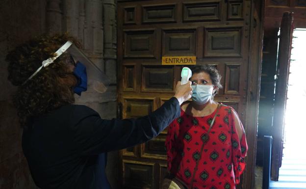 Toman la temperatura a una mujer para entrar en la Catedral. 