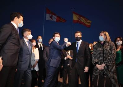 Imagen secundaria 1 - En la imagen superior, Francisco Igea (centro) trató de dar imagen de unidad junto a su equipo tras su cese. Debajo, Pablo Casado fue el primero que acudió a las Cortes a felicitar a Fernández Mañueco tras tumbar la moción de censura que le presentó Luis Tudanca (a la derecha).