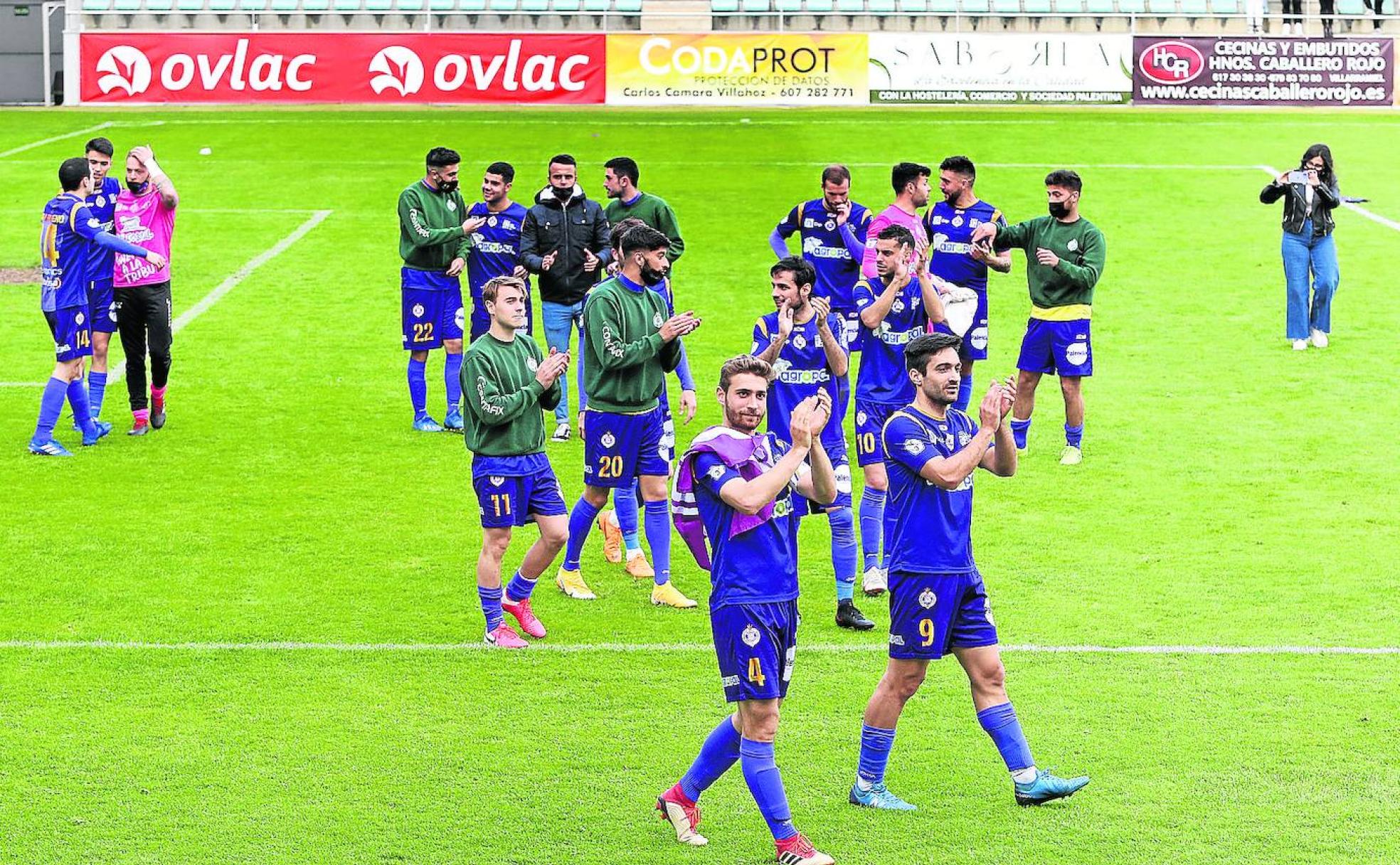 los jugadores del Palencia Cristo celebran el ascenso a Segunda RFEF. 