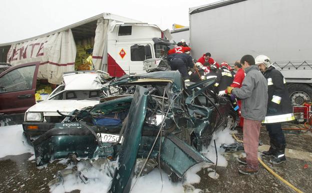 Imagen principal - En la imagen superior, el accidente en el que fallecieron nueve personas y 35 resultaron heridos en la A-6, a la altura de Simancas. Mar Flores en la inauguración de Equinoccio Park y manifestación ante el colegio García Quintana para reclamar la retirada de las antenas de telefonía.