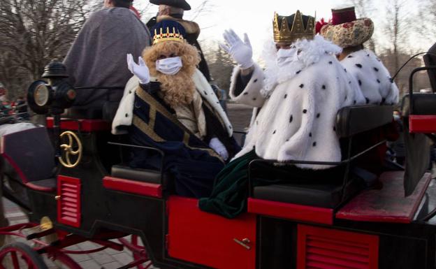 Imagen. Los Reyes saludan a los asistentes a la Cabalgata celebrada en Valladolid el 5 de enero.