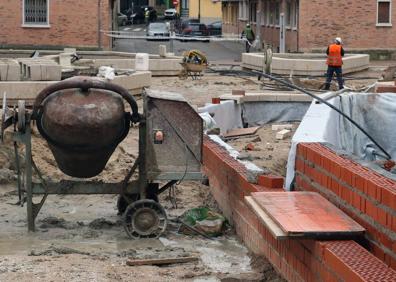 Imagen secundaria 1 - Arriba, estción de Navacerrada, el pasado diciembre; abajo, obras en la plaza de la Morería y la mnistra Reyes Maroto en su visita a Segovia. 