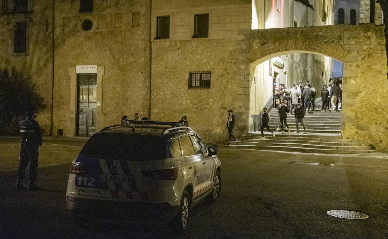 Un policía local vigila el acceso al paseo del Salón por la calle de la Luna. 