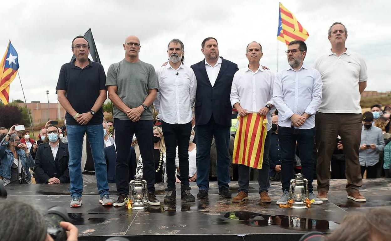 Josep Rull, Raül Romeva, Jordi Cuixart, Oriol Junqueras, Jordi Turull, Jordi Sànchez y Joaquim Forn, homenajeados tras su indulto.