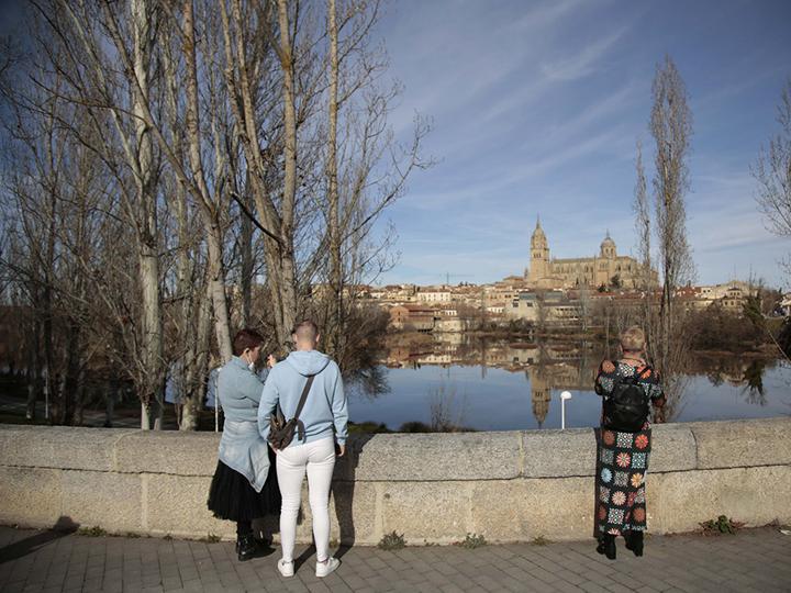 La temperatura primaveral en el día de Año Nuevo le da a las calles de Salamanca un gran ambiente desde el embarcadero hasta la Plaza Mayor 