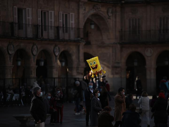 La temperatura primaveral en el día de Año Nuevo le da a las calles de Salamanca un gran ambiente desde el embarcadero hasta la Plaza Mayor 