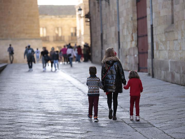La temperatura primaveral en el día de Año Nuevo le da a las calles de Salamanca un gran ambiente desde el embarcadero hasta la Plaza Mayor 