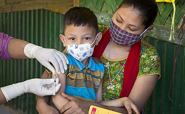 Un pequeño recibe una de las vacunas.