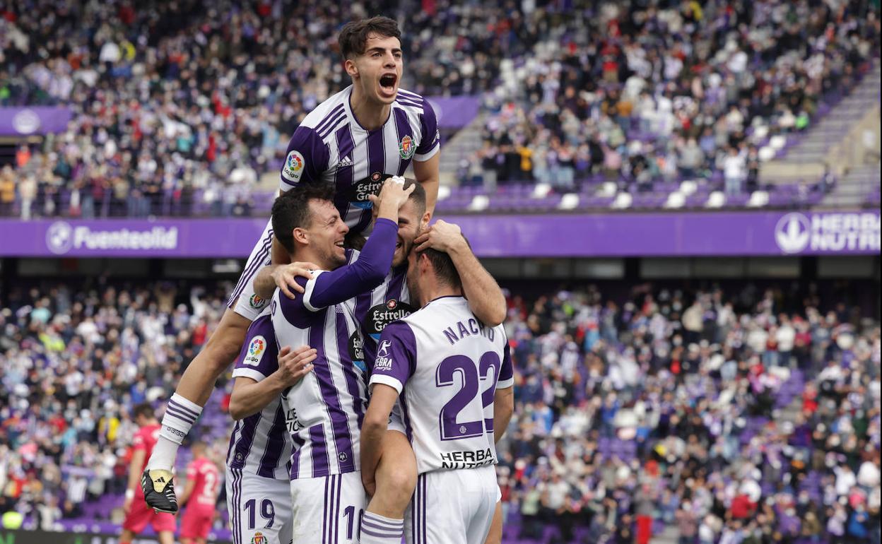 Aguado, Óscar Plano y Nacho se abalanzan sobre Weissman para celebrar el único gol del partido. 