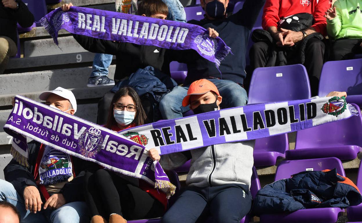 Varios aficionados del Real Valladolid muestran sus banderas.