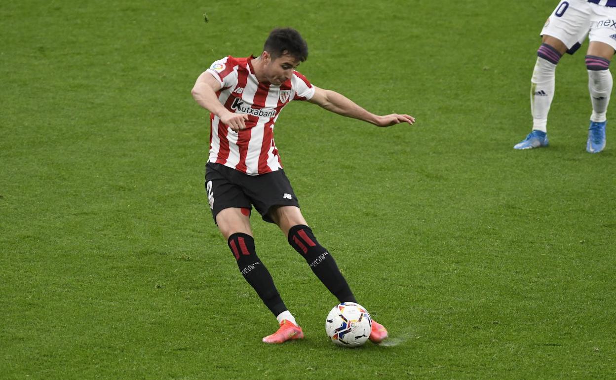 Morcillo golpea al balón en el partido que le enfrentó al Valladolid la temporada pasada. 