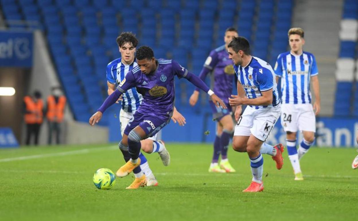 Plata escapa de varios rivales en el partido en Anoeta 