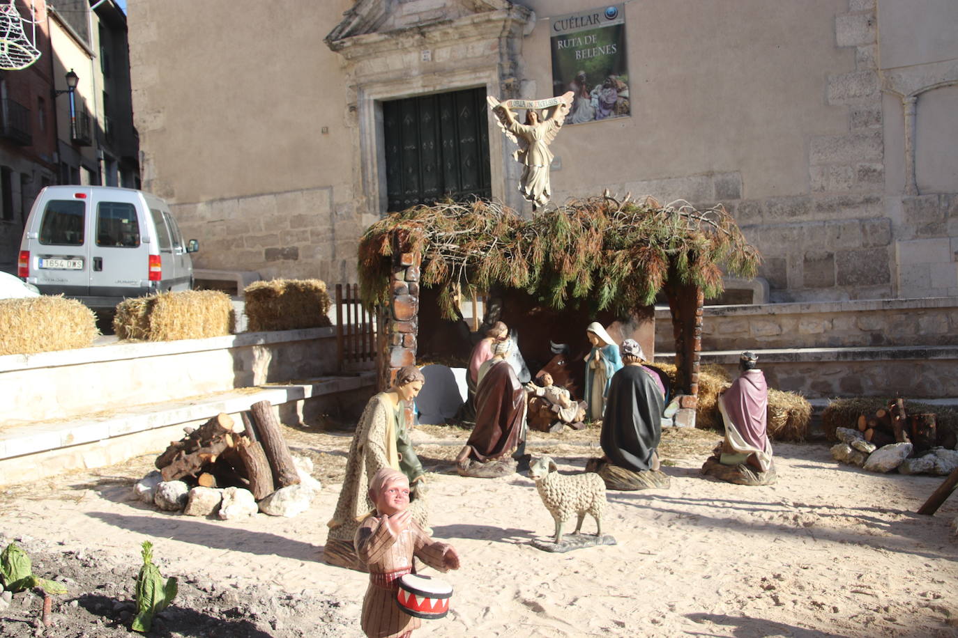 Belén de la plaza Mayor este lunes, con la oveja y el Niño Jesús ya recuperados.