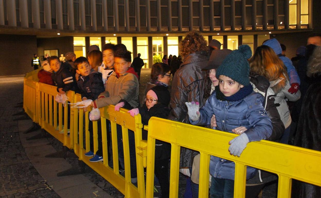 Los niños esperan el paso de los Reyes Magos en Santa Marta antes de la Covid-19. 