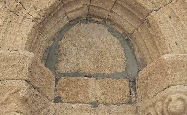 Uno de los arcos de la iglesia cerrado con cemento.