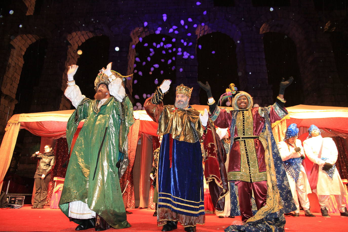 Los Reyes Magos saludan desde el Azoguejo en 2018 minutos antes del comienzo de la gran nevada de aquel año.