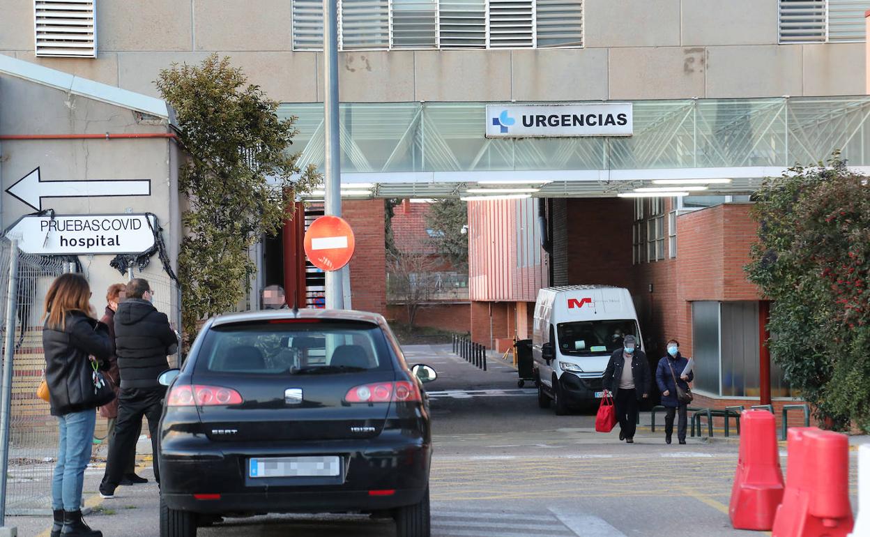 Entrada de Urgencias del Hospital Río Carrión, este lunes. 