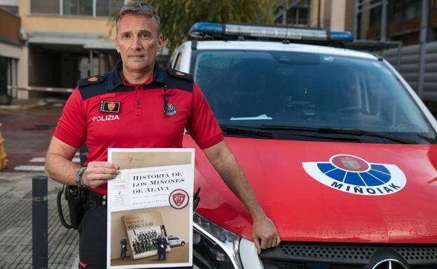 Jorge Cabanellas, agente de la policía foral de Álava en activo, muestra un cartel con su libro.