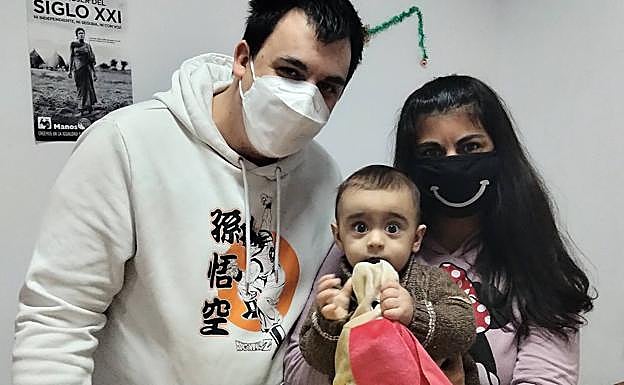 El pequeño Dylan, de ocho meses, con sus padres Sergio Fernández y Desiré Palomares.