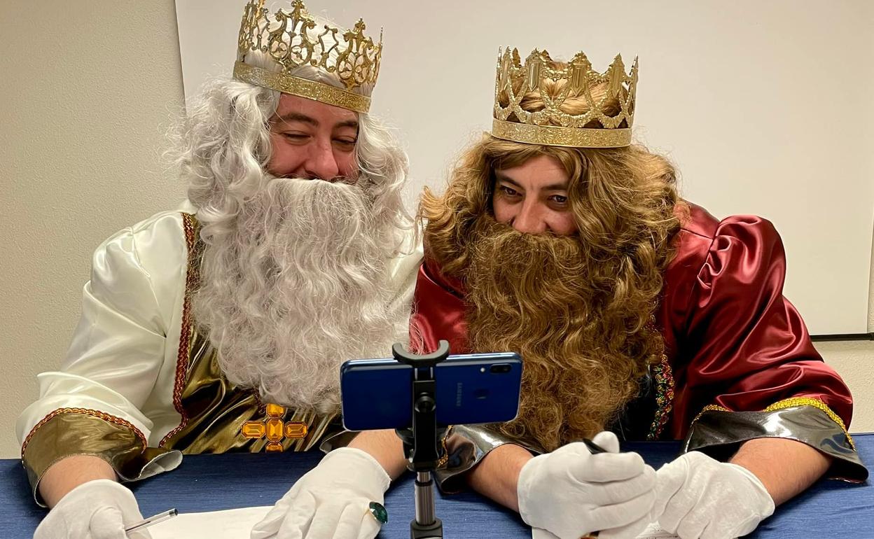 Melchor y Gaspar hablan con los niños por videollamada. 