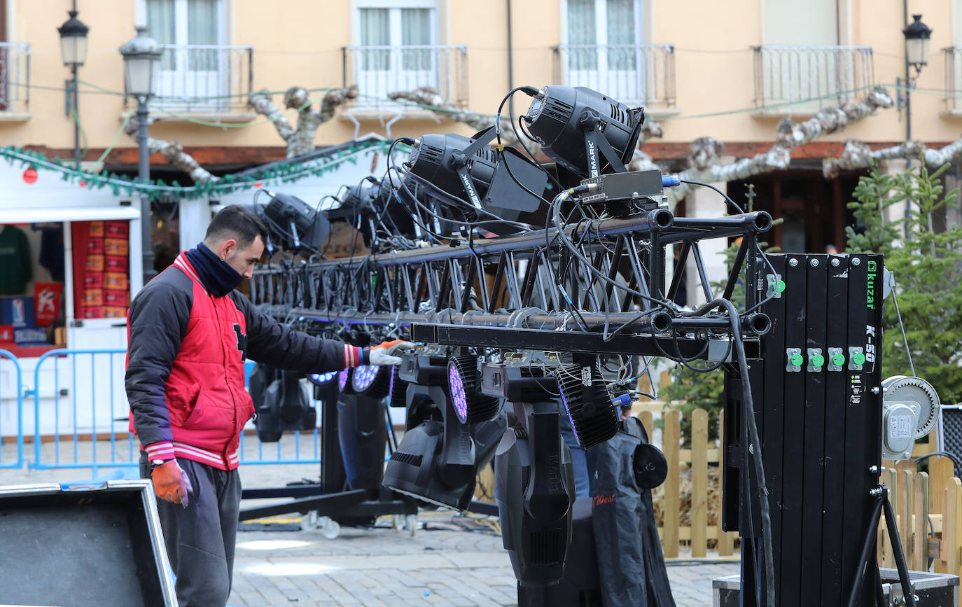 Preparativos de la Cabalgata en la Plaza Mayor.