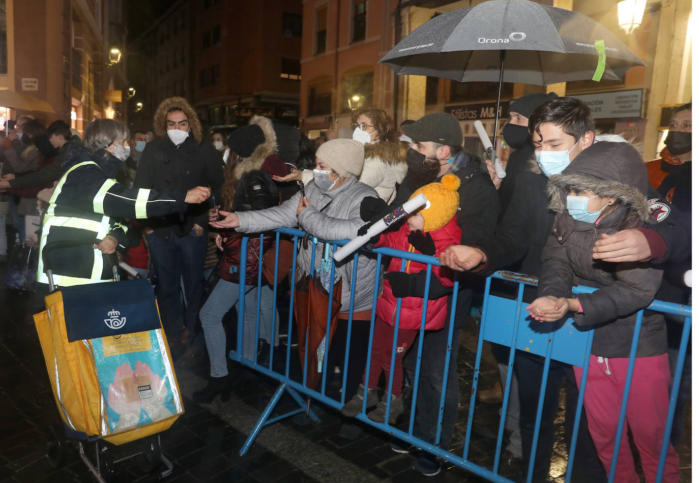 Los palentinos se echan a la calle para disfrutar de Sus Majestades.