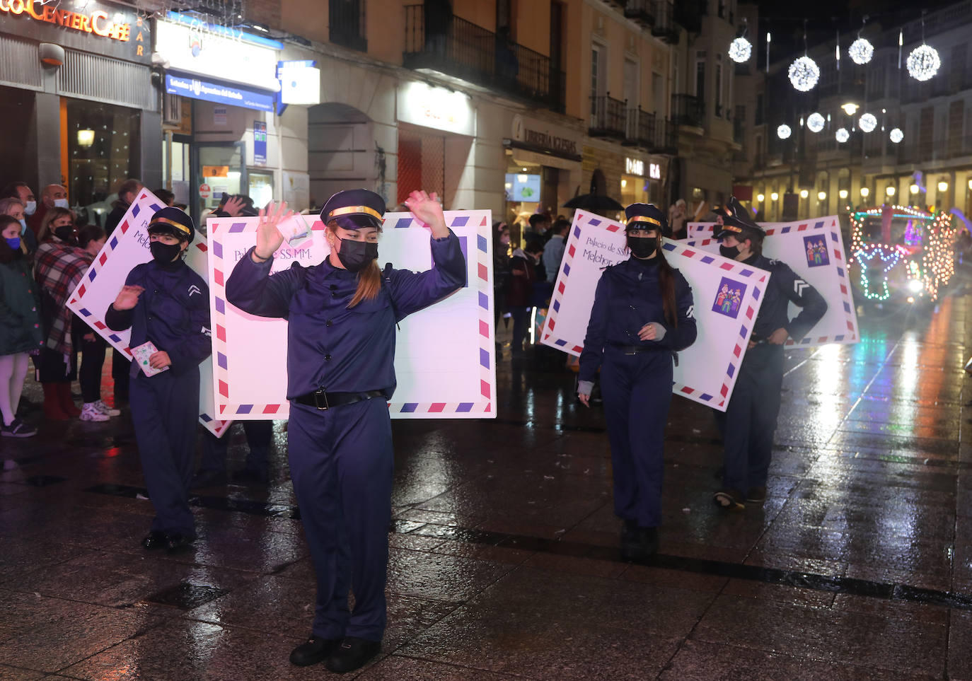 Los palentinos se echan a la calle para disfrutar de Sus Majestades.