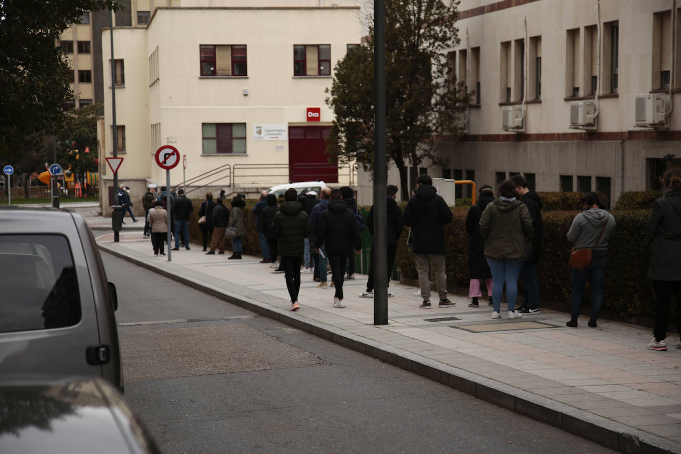 Cola para uno de los cribados de antígenos en Salamanca. 