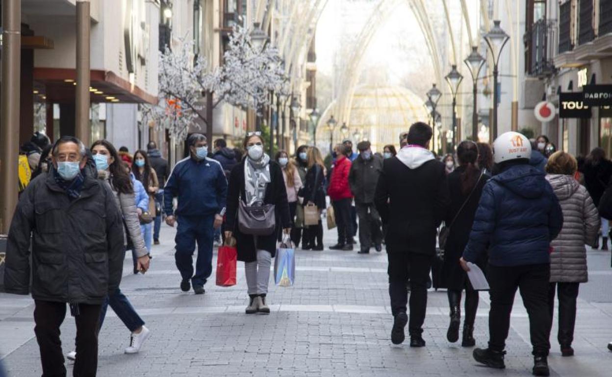 Vallisoletanos paseando por la Calle Santiago. 