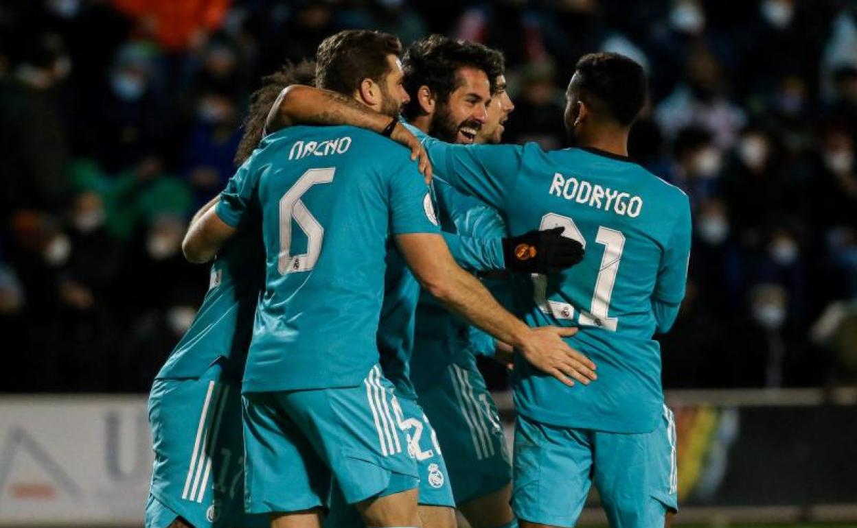 Los jugadores del Real Madrid celebran el gol que sentenció la eliminatoria. 