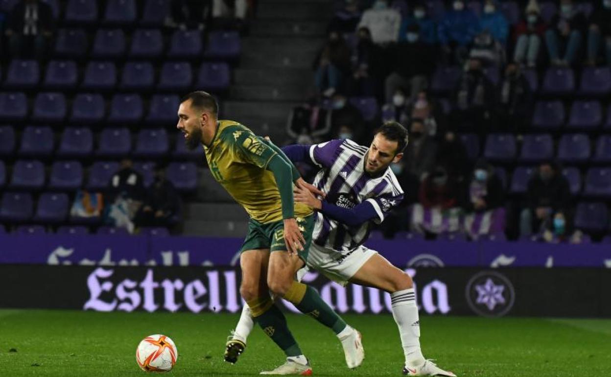 Olivas y Borja Iglesias pugnan por el balón. 