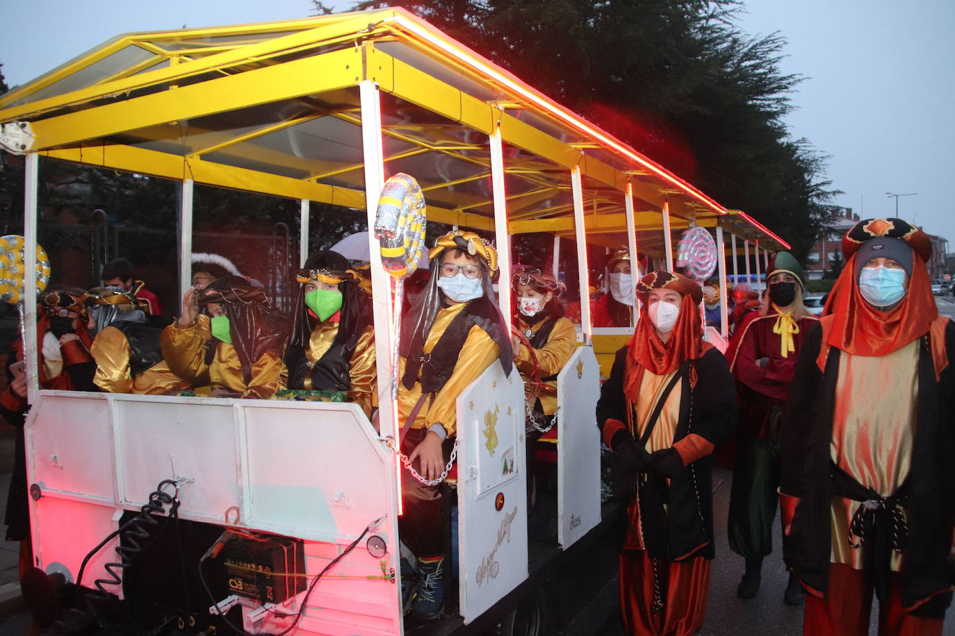 Pajes en un tren en la comitiva de los Reyes Magos en Cuéllar en representación de los escolares.