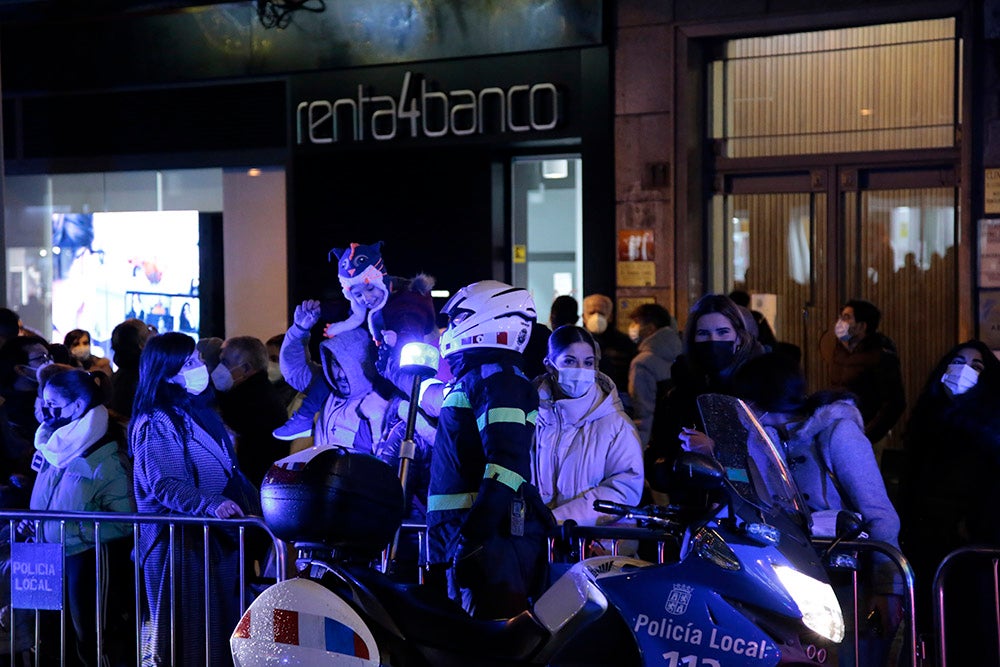 Los Reyes Magos regresaron a Salamanca para repartir ilusión y caramelos por las calles del nuevo recorrido de una Cabalgata que volvió a concentrar a miles de personas en las aceras y en la que la lluvia finalmente no hizo acto de presencia