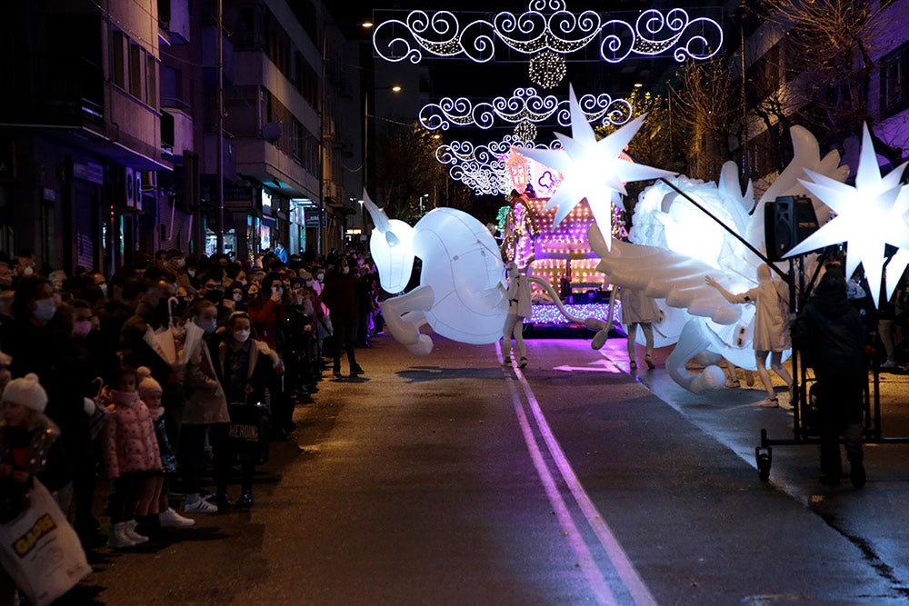 Los Reyes Magos regresaron a Salamanca para repartir ilusión y caramelos por las calles del nuevo recorrido de una Cabalgata que volvió a concentrar a miles de personas en las aceras y en la que la lluvia finalmente no hizo acto de presencia