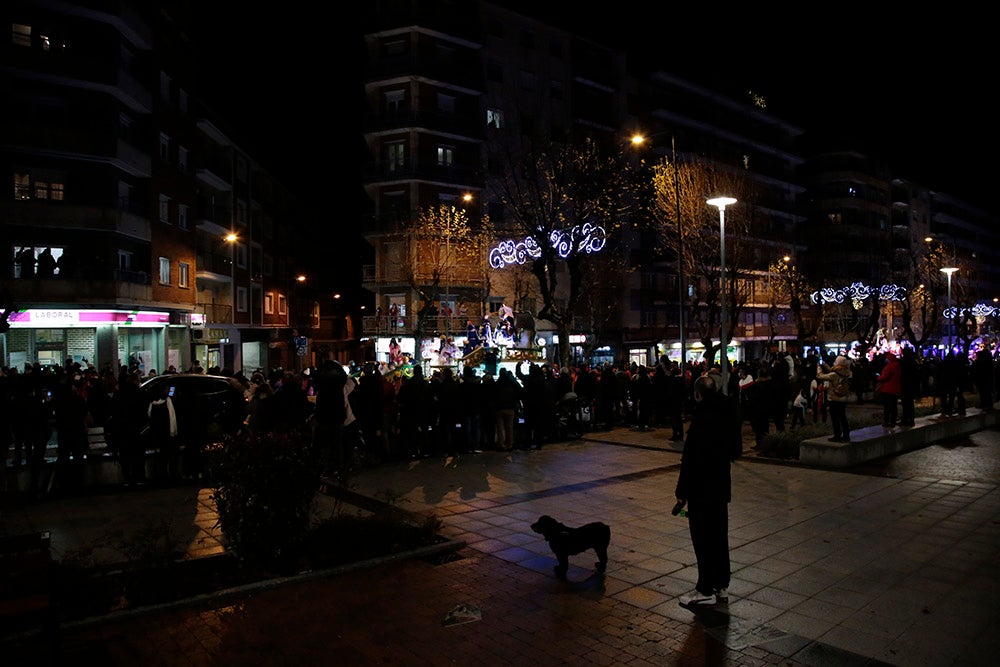 Los Reyes Magos regresaron a Salamanca para repartir ilusión y caramelos por las calles del nuevo recorrido de una Cabalgata que volvió a concentrar a miles de personas en las aceras y en la que la lluvia finalmente no hizo acto de presencia