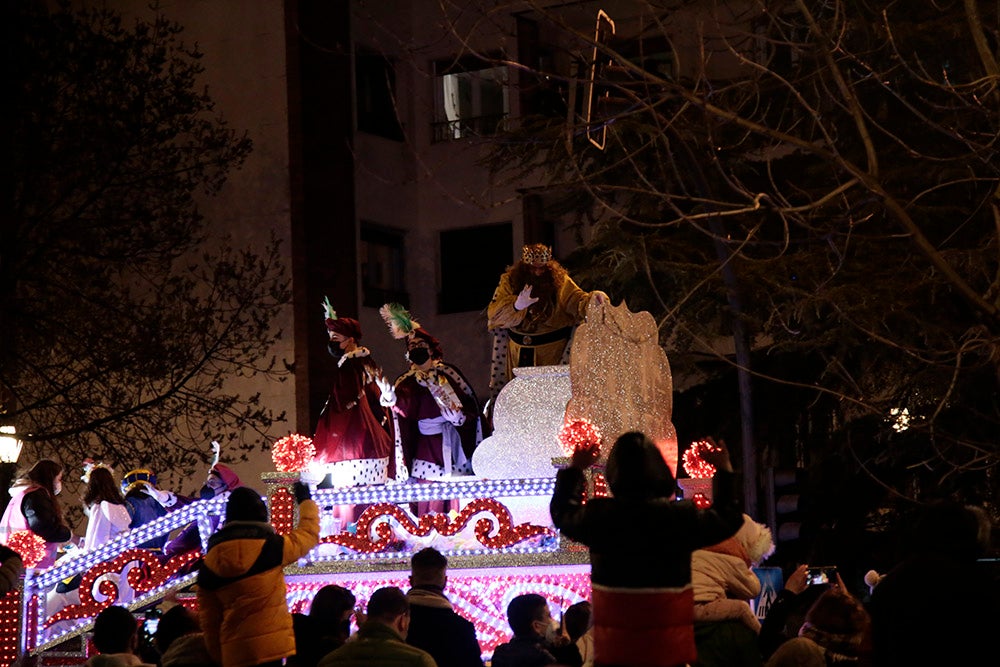 Los Reyes Magos regresaron a Salamanca para repartir ilusión y caramelos por las calles del nuevo recorrido de una Cabalgata que volvió a concentrar a miles de personas en las aceras y en la que la lluvia finalmente no hizo acto de presencia