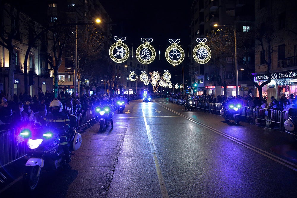 Los Reyes Magos regresaron a Salamanca para repartir ilusión y caramelos por las calles del nuevo recorrido de una Cabalgata que volvió a concentrar a miles de personas en las aceras y en la que la lluvia finalmente no hizo acto de presencia